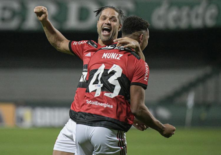 Rodrigo Muniz marca, e Flamengo vence o Coritiba pela Copa do Brasil |  LANCE!