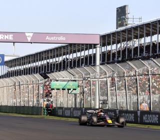 En una carrera marcada por tres banderas rojas y un final decepcionante, Verstappen gana el GP de Australia